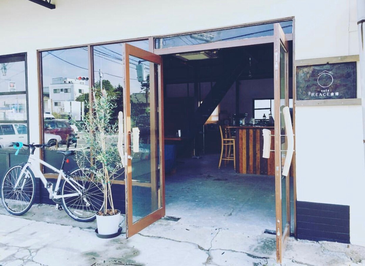 cafe' PEACE倉庫の入り口